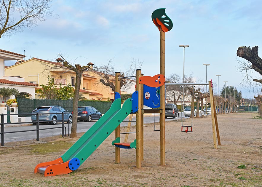 Parques infantiles con columpios, toboganes y juegos infantiles , Línea Klasik , PEC0 ONA , 
