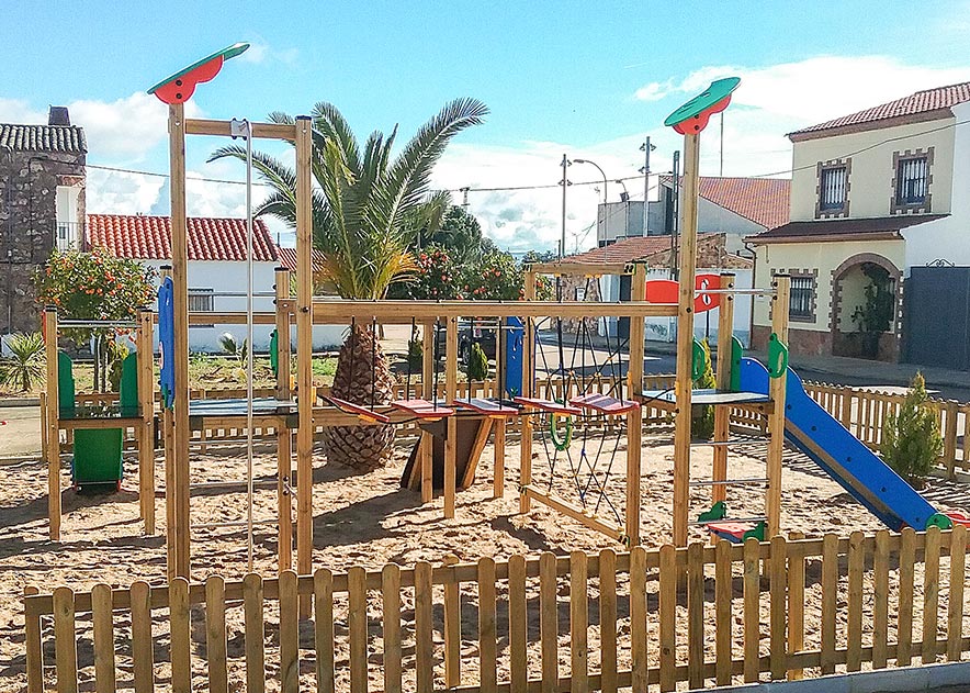 Parques infantiles con columpios, toboganes y juegos infantiles , Línea Klasik , PEC4 GAIA , 
